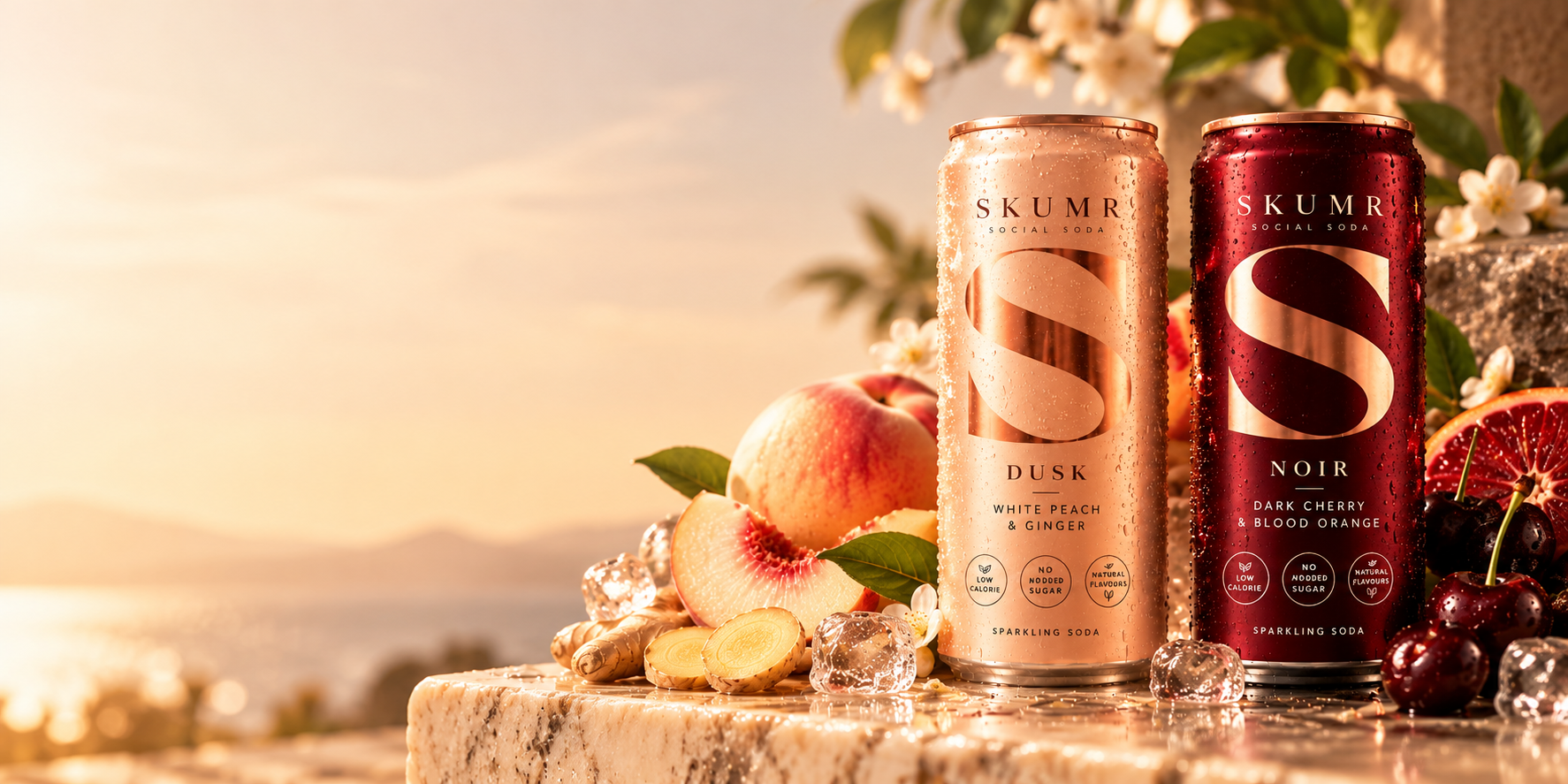 SKUMR — to alkoholfrie sparkling-bokser, Dusk med white peach & ginger og Noir med dark cherry & blood orange, på en steinsokkel med frukt og is foran gyldent kveldslys